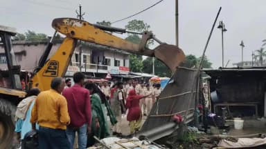मधेपुरा: शहर में अतिक्रमण पर चला बुलडोजर सड़क नाले पर बनी झोपड़ियां हटाई गई, विरोध के बीच 20 मिनट तक सड़क जाम