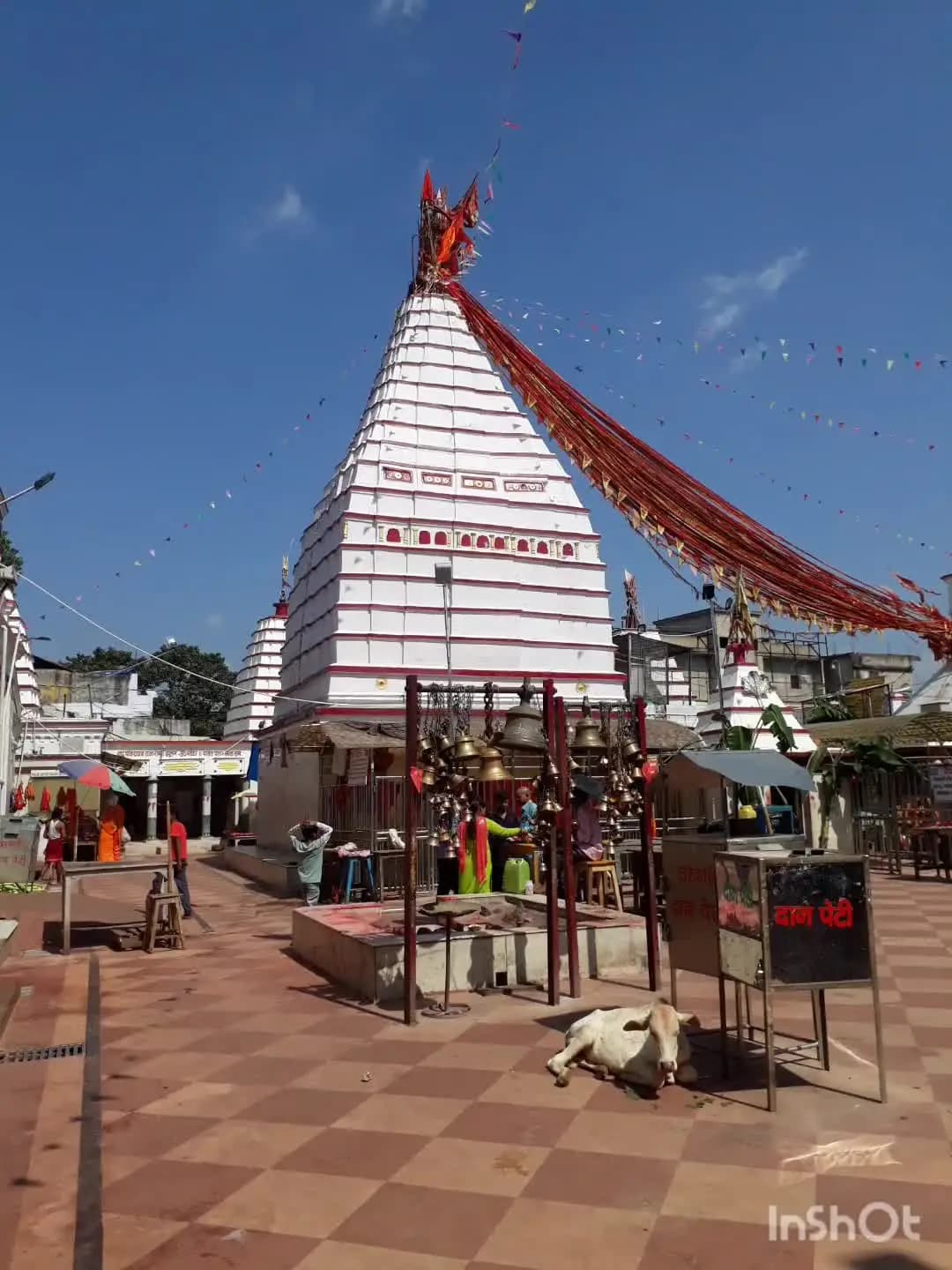 झारखंड के पेयजल स्वच्छता मंत्री योगेंद्र प्रसाद अपने परिवार के साथ बाबा बासुकीनाथ मंदिर में लगाए हाजिरी।