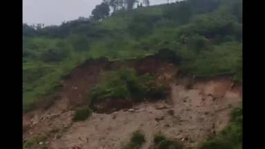 कपकोट: लगातार हो रही बारिश के कारण कपकोट के गैरखेत के समीप हुआ भूस्खलन, गनीमत रही कि कोई वहां मौजूद नहीं था