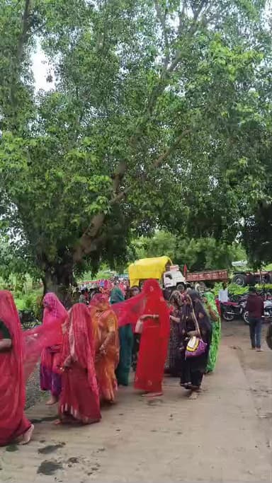 ग्राम पिकलोन से गज वाहिनी माता मंदिर तक निकाली 1100 फिट की चुनरी चढाई गई