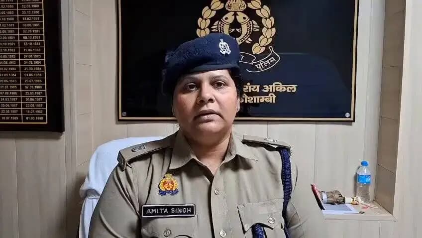 आज दिनांक 19.07.2026 को रात्रि लगभग 10 बजे थाना सराय अकिल में सूचना प्राप्त हुई कि कनैली में गोली चली है । सूचना पर थाना सराय अकिल पुलिस एवं उच्चाधिकारियों द्वारा तत्काल घटना स्थल का निरीक्षण किया गया तो ज्ञात हुआ कि कस्बा कनैली में पुराने झगडे को लेकर गुलशन त्रिपाठी पुत्र इन्द्रपाल व राहित त्रिपाठी उर्फ पट्टर पुत्र इन्द्रपाल तथा विकास दुबे पुत्र लल्लू दुबे निवासीगण कनैली थाना सराय अकिल जनपद कौशाम्बी के द्वारा सूरज सिंह पुत्र बृजभान सिंह निवासी कनैली के ऊपर अवैध तमंचे से फायर कर दिया गया जिससे सूरज सिंह के बांये पैर पर घुटने के ऊपर गोली गोली लग गई व राजीव पुत्र धर्मराज निवासी उपरोक्त के दाहिने हाथ पर छर्रे से बर्न इन्जरी आयी है । दोनों घायलों को तत्काल उपचार हेतु अस्पताल ले जाया गया जहां से प्राथमिक उपचार के बाद घायलों को डिस्चार्ज कर दिया गया है। थाना सराय अकिल में सुसंगत धाराओं में अभियोग पंजीकृत करते हुए अभियुक्तों की गिरफ्तारी हेतु 02 टीमों का गठन किया गया है। नियमानुसार अग्रिम विधिक कार्यवाही की जा रही है। प्रकरण में अपर पुलिस अधीक्षक कौशाम्बी श्रीमती अमिता सिंह की वीडियो बाइट।
#UPPolice
#kaushambipolice
