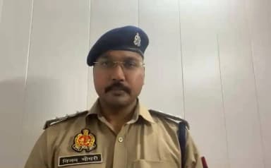 #रामपुर क्षेत्र के गोपालापुर पुरानी बाजार में आयकर विभाग का अधिकारी बताकर एक सर्राफा व्यवसायी की दुकान पर जांच के नाम पर धोखाधड़ी एवं लूट का प्रयास करने वाले तीन संदिग्धों को मौके से पकड़ लिया तथा एक वाहन बरामद किया।
क्षेत्राधिकारी मडियाहूं जौनपुर का आधिकारिक वक्तव्य- https://t.co/v3LkG9gax8