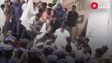 अब आप शांतिपूर्ण ढ़ग से भी अपनी आवाज़ नहीं उठा सकते.. अगर उठाई तो भाजपा कि गुलाम पुलिस आपको अपराधीयो कि तरह उठा ले जायेगी..!! "भाजपा सरकार कि तानाशाही चर्म पर"
#KomalAhirwar #मूकनायक