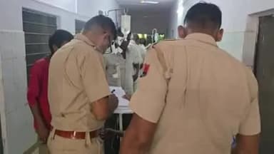पिंडवाड़ा: स्वरूपगंज के इंदिरा कॉलोनी में सावरी टेंपो और बाइक की टक्कर, हादसे के बाद टेंपो पलटा, 10 लोग घायल