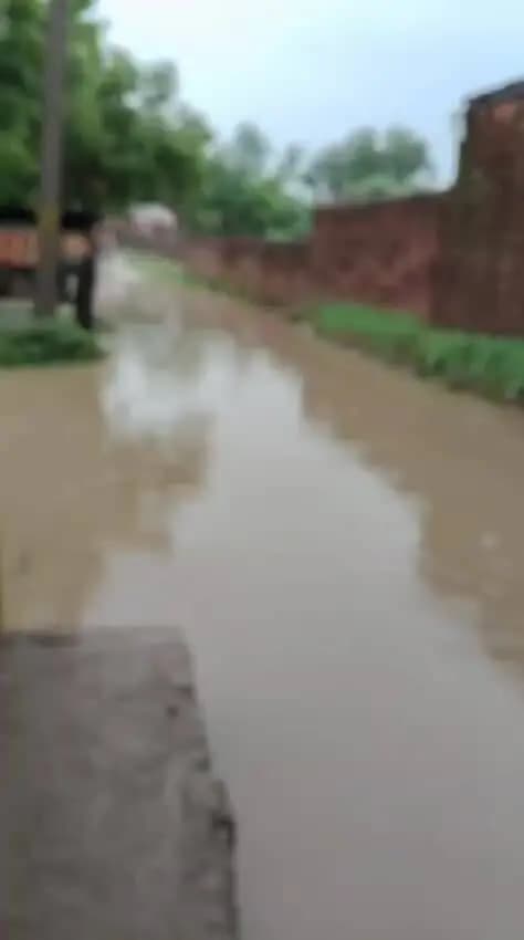 gram panchayat Patha mauranipur me jal bharav ke karan logo ko aane jane me badi killat ho rahi hai koi adhikari nhi sun