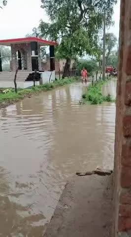 mauranipur ke gram panchayat Patha ward no 1 me raste me paani bharne ke karan logo ko aane jane me hho rhi pareshani