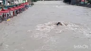 बागेश्वर: भारी बारिश के कारण सरयू नदी उफान पर, प्रशासन ने जारी किया अलर्ट