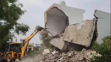 बूंदी: चाकू मारने वाले आरोपियों के घरों पर वन विभाग और जिला प्रशासन का पीला पंजा चला