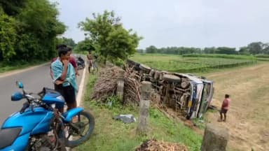 বিনপুর ১: ঝাড়গ্রাম জেলার কানাইপাল এলাকায় বড়সড় দুর্ঘটনার হাত থেকে অল্পের জন্য রক্ষা পেলেন এক সব্জী চাষী,ফসলের জমিতে উল্টে গেলো লরি
