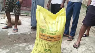 नवाबगंज: गोठिया गांव के किसानों का आरोप, तय कीमत से दोगुने दाम पर बेची जा रही यूरिया, जबरन जिंक खरीदने का दबाव