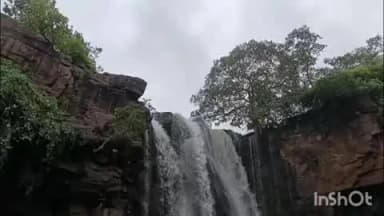 80 फीट से गिरता हुआ सिद्ध बाबा झरना पर्यटकों का मन मोह रहा है।