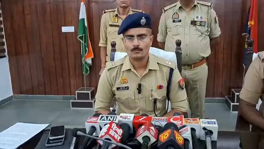 #SaharanpurPolice
#बाईट
➡️थाना सरसावा पुलिस द्वारा हत्या की घटना का सफल अनावरण करते हुए 02 वांछित अभियुक्त गिरफ्तार, कब्जे से मृतक की मार्कशीट, आधार कार्ड व घटना में प्रयुक्त गमछा बरामद
➡️जिसके सम्बन्ध में #SPRA_SRR श्री मयंक पाठक द्वारा दी गयी #बाईट।
@Uppolice
@adgzonemeerut
@digsaharanpur
@aajtak