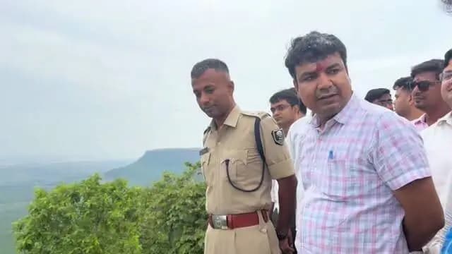 रोहतास जिले के ऐतिहासिक रोहतासगढ़ किला एवं पहाड़ी गांवों के विकास, पर्यटन सुविधाओं के विस्तार तथा आधारभूत संरचनाओं को सुदृढ़ बनाने के उद्देश्य से जिला पदाधिकारी, रोहतास श्री दीपक कुमार मिश्र एवं पुलिस अधीक्षक, रोहतास श्री रौशन कुमार ने स्थलीय जायजा लिया। इस दौरान स्थानीय ग्रामीणों से संवाद स्थापित कर उनकी समस्याओं और आवश्यकताओं की जानकारी प्राप्त की तथा संबंधित अधिकारियों को समाधान सुनिश्चित करने के निर्देश दिए।
#IPRD
#RohtasDistrict
#PublicService
#BiharTourism
#Rohtasgarh