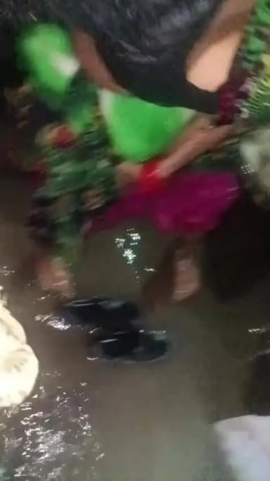 gram dadurar tahsil kirwai#
ghar par koi hai nahi rod ucha karne ke karan ghar mein pani bhar gaya hai