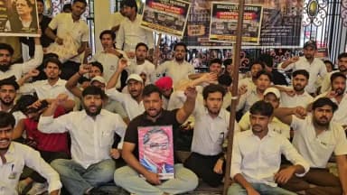 स्वार: रामपुर में मोहम्मद अली जौहर यूनिवर्सिटी के गेट पर छात्र-छात्राओं का धरना प्रदर्शन जारी, अपने हक के लिए लड़ाई लड़ रहे हैं