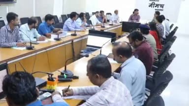 सीईओ जिला पंचायत की अध्यक्षता में जिला सड़क सुरक्षा समिति की बैठक संपन्न
सड़क सुरक्षा नियमों के प्रभावी पालन के लिए दिए गए सख्त निर्देश
नीमच, 20 जुलाई 2026। कलेक्टर सभागार में सोमवार को जिला सड़क सुरक्षा समिति की बैठक सीईओ जिला पंचायत श्री अमन वैष्णव की अध्यक्षता में आयोजित हुई। बैठक में सड़क सुरक्षा से जुड़े विभिन्न विषयों की समीक्षा करते हुए संबंधित विभागों को प्रभावी कार्रवाई के निर्देश दिए गए।
बैठक में ब्लैक फिल्म लगे वाहनों तथा ब्लैक फिल्म लगाने वाली दुकानों के विरुद्ध चालानी कार्रवाई, जब्ती एवं सीलिंग की कार्रवाई करने के निर्देश दिए गए। साथ ही वाहनों के आगे-पीछे विभिन्न जाति एवं समुदायों के नाम लिखकर नियमों का उल्लंघन करने वाले वाहन चालकों के विरुद्ध भी कार्रवाई के निर्देश दिए गए।
सीईओ जिला पंचायत ने ओवरस्पीडिंग, ड्रिंक एंड ड्राइव तथा राष्ट्रीय राजमार्गों पर ढाबों के बाहर अव्यवस्थित रूप से खड़े वाहनों पर नियमित कार्रवाई सुनिश्चित करने के निर्देश दिए। जिला शिक्षा अधिकारी को सभी स्कूल बसों में इमरजेंसी एग्जिट, पैनिक बटन एवं अन्य सुरक्षा मानकों की जांच कराने तथा आरटीओ के माध्यम से बसों के फिटनेस प्रमाण-पत्रों का परीक्षण कराने के निर्देश दिए गए।
उन्होंने क्षेत्रीय परिवहन अधिकारी (आरटीओ) को सभी सार्वजनिक वाहनों एवं स्कूल बसों की फिटनेस जांच, ओवरलोडिंग करने वाले वाहनों पर चालानी कार्रवाई, स्कूल बस चालकों एवं परिचालकों की नेत्र जांच तथा शत-प्रतिशत पुलिस सत्यापन सुनिश्चित करने के निर्देश दिए।
बैठक में सभी निर्माण विभागों को सड़कों की मरम्मत, ब्लैक स्पॉट्स पर आवश्यक संकेतक बोर्ड लगाने, स्पीड ब्रेकर बनाने तथा वर्षाकाल में जलभराव या पुल-पुलियों पर पानी के बहाव की स्थिति वाले स्थानों पर बैरिकेडिंग एवं स्टॉप गेट की व्यवस्था करने के निर्देश भी दिए गए।
मुख्य नगर पालिका अधिकारी, नीमच को सड़क पर अतिक्रमण कर सामान बेचने वाले दुकानदारों के विरुद्ध जब्ती एवं चालानी कार्रवाई करने के निर्देश दिए गए।
बैठक में पुलिस अधीक्षक श्री राजेश व्यास ने यातायात पुलिस को नाबालिगों द्वारा वाहन चलाने के मामलों में वाहन स्वामी के विरुद्ध चालानी कार्रवाई के साथ एफआईआर दर्ज करने के निर्देश दिए। इसके अलावा राहत एवं राहवीर योजना के लंबित प्रकरणों की समीक्षा कर उनके शीघ्र निराकरण के निर्देश भी दिए गए।
बैठक में अपर कलेक्टर श्री बी.एस. कलेश, एसडीएम नीमच श्री पराग जैन, डिप्टी कलेक्टर श्री चंद्र सिंह धार्वे सहित संबंधित विभागों के अधिकारी उपस्थित रहे।
CM Madhya Pradesh
Jansampark Madhya Pradesh
#Transportdeptmp
#Neemuch
#नीमच