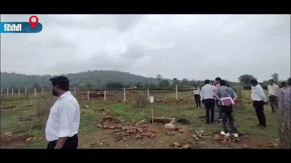 🌿 *आकांक्षी ब्लॉक मेहंदवानी के ग्राम जरहा नैझर में कलेक्टर श्रीमती अंजू पवन भदौरिया ने 'मां की बगिया' का निरीक्षण कर हितग्राही श्रीमती गायत्री के फलोद्यान की सराहना की। एक एकड़ भूमि में लगाए गए आम एवं चिरौंजी के पौधे ग्रामीण आजीविका, आत्मनिर्भरता और पर्यावरण संरक्षण का प्रेरणादायक उदाहरण बन रहे हैं।* 🌱🍃
#MaaKiBagiya #Mehandwani #AspirationalBlock #Dindori #SustainableDevelopment #RuralLivelihood #SelfReliance #GreenInitiative #EnvironmentalConservation #MadhyaPradesh #JansamparkMP