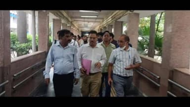 सीलमपुर: जीटीबी अस्पताल में जितेंद्र महाजन ने अधिकारियों को मरीजों की सुरक्षा व सुविधाओं पर दिए सख्त निर्देश