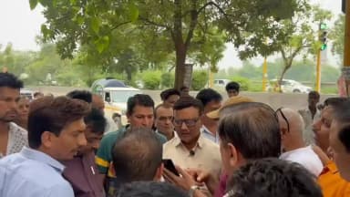 सीलमपुर: विधायक डॉ. अनिल गोयल ने जगतपुरी टाइल मार्केट का निरीक्षण किया, जलभराव और अधूरे नालों के काम में तेजी के निर्देश दिए