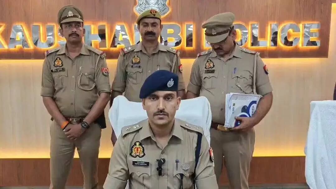 थाना कोखराज पुलिस एवं ANTF यूनिट प्रयागराज की संयुक्त टीम द्वारा 02 अन्तर्राज्यीय गांजा तस्करो को गिरफ्तार किया गया, कब्जे से 01 कुंतल गांजा (अनुमानित कीमत 50 लाख रू0) बरामद करते हुए सुसंगत धाराओं में अभियोग पंजीकृत कर माननीय न्यायालय के समक्ष प्रस्तुत किया गया इस संबंध में पुलिस अधीक्षक कौशाम्बी श्री सत्यनारायण की वीडियो बाइट।
#UPPolice
#kaushambipolice