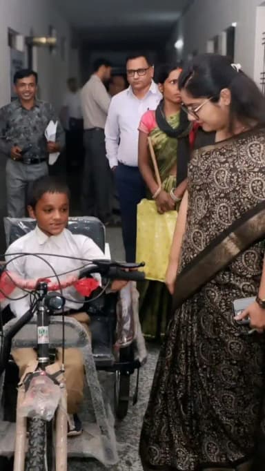 दिव्यांग छात्र कोमल राजवाड़े की शिक्षा की राह अब हुई और आसान। कलेक्टर जनदर्शन में रखी गई समस्या पर त्वरित कार्रवाई करते हुए जिला प्रशासन द्वारा उन्हें मोटराइज्ड ट्राईसाइकिल उपलब्ध कराई गई।
यह पहल शिक्षा, समान अवसर और संवेदनशील प्रशासन की प्रतिबद्धता को दर्शाती है।
#Surajpur #DistrictAdministration #DivyangEmpowerment #PublicWelfare #GoodGovernance
@chhattisgarhcmo @dpr.chhattisgarh @rena_jamil_ias