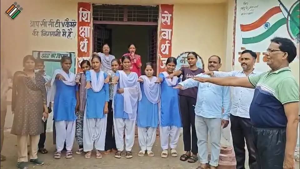 #दतिया विधानसभा उपनिर्वाचन 2026
डाइट दतिया में 'यूथ चला बूथ की ओर' विषय पर भाषण प्रतियोगिता।
स्वीप कार्यक्रम के अंतर्गत छात्र-छात्राओं ने मतदान के महत्व पर अपने विचार व्यक्त करते हुए सभी मतदाताओं, विशेषकर युवाओं से 30 जुलाई 2026 को मतदान करने का संदेश दिया।
जागरूक युवा • सशक्त लोकतंत्र
Election Commission of India
Chief Electoral Officer Madhya Pradesh
#SVEEP #Datia #ByElectiondatia2026