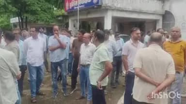 बैकुंठपुर: बैकुंठपुर स्थित IC मार्ट में परिवार की महिलाओं को थाना में बैठाए जाने से व्यापारी संघ में नाराजगी