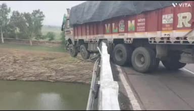 आबापुरा: भीषण हादसा टला: नींद की झपकी आने से माही नदी के गेमन पुल पर हवा में लटका ट्रक, चालक और परिचालक सुरक्षित