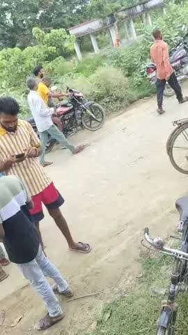 सीतामढ़ी जिला के कपरौल और चैनपुरा गांव के बीच में एक लापाता लाश मिली जिसको पेट्रोल से जलाकर मार दिया गया है पहुंची पुलिस