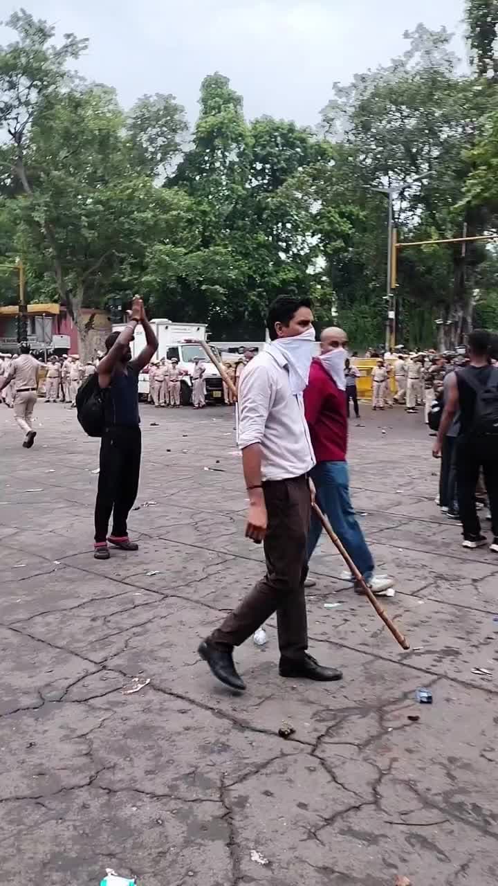 #Rss #bjp के गुंडों ने पुलिस के साथ मिलकर छात्रों पर एवं महिला पर हमला करते हुए अंग्रेजों का इतिहास दोहराया