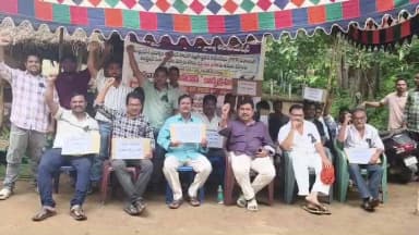 పార్వతీపురం: రిజిస్ట్రేషన్ కేంద్రాల ఉపసంహరణకు డాక్యుమెంట్ లాక్ర్ల నిరసన