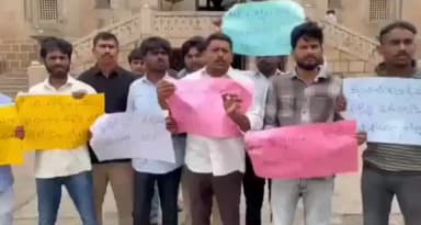 హిమాయత్ నగర్: ఢిల్లీలో జంతర్ మంతర్ దగ్గర విద్యార్థులపై పోలీసులు చేసిన లాఠీచార్జిను త్రివంగా ఖండించిన ఓయూ ఐక్య విద్యార్థి సంఘాల నాయకులు