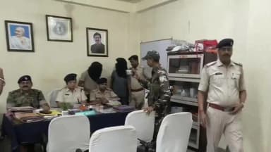 लोहरदगा: लोहरदगा पुलिस ने अवैध हथियार के साथ 2 आरोपियों को किया गिरफ्तार, बड़ी वारदात टली, 1 फरार