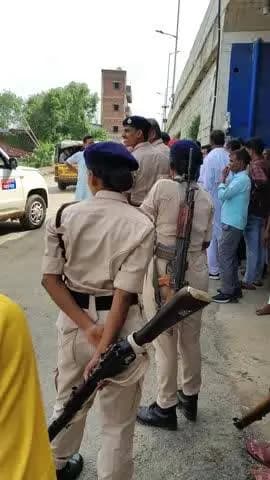 जल निकासी की भूमि को अतिक्रमण मुक्त करने का संबंध मेंअनुमंडल पदाधिकारी डुमरांव के द्वारा निर्देशका पालन करते हुए सोनबरसा