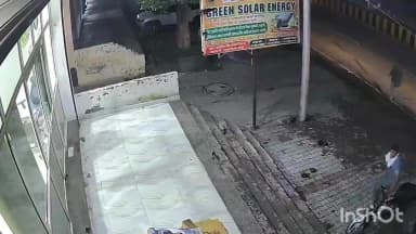गढ़मुक्तेश्वर: गढ़मुक्तेश्वर में तहसील परिसर के सामने अज्ञात चोर ने स्प्लेंडर बाइक चुराई, CCTV फुटेज आया सामने