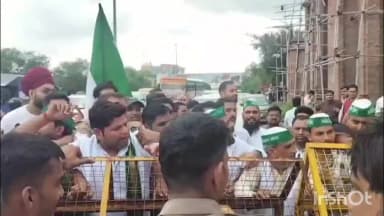 गाज़ियाबाद: दिल्ली कूच कर रहे किसानों की गाजियाबाद में पुलिस से हुई धक्का-मुक्की, वीडियो वायरल हो रहा है