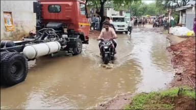 टीकमगढ़: बैरवार:घुटनों तक पानी भरने पर ग्रामीणों ने लगाया जामः जतारा के बैरवार गांव में जलभराव से परेशानी #jansamasya