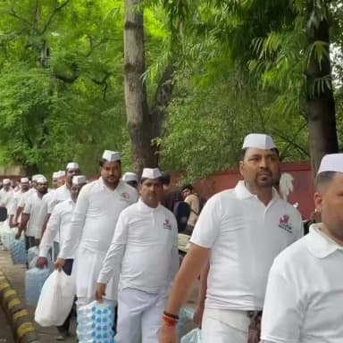 प्रदर्शनकारी छात्रों के बीच भोजन-पानी के साथ #कांग्रेस_सेवादल!