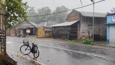 বিনপুর ২: ভুলাভেদায় নামল ভারি বৃষ্টি, গরমের দাপট অনেকটাই কমল