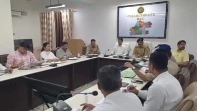 मऊ: कलेक्ट्रेट सभागार कक्ष में जिलाधिकारी की अध्यक्षता में कानून व्यवस्था की मासिक समीक्षा बैठक संपन्न हुई
