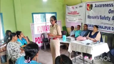 বালুরঘাট: কুমারগঞ্জের বড়ম হাই স্কুলে নারী সুরক্ষা ও শিশু অধিকার বিষয়ক দক্ষিণ দিনজপুর জেলা পুলিশের সচেতনতা শিবির