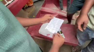বাদুড়িয়া: খিদিরপুর এলাকায় আইএসএস কর্মী হাসান মোল্লার বাড়িতে সাদা থান দেওয়াকে কেন্দ্র করে আতঙ্ক ছড়িয়েছে পরিবার ও এলাকায়