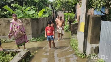 বালুরঘাট: পঞ্চায়েত থেকে পৌরসভায় উন্নীত হলেও বঞ্চনা অব্যাহত,সামান্য বৃষ্টিতেই ভাসছে বালুরঘাটের ১৫ নম্বর ওয়ার্ড