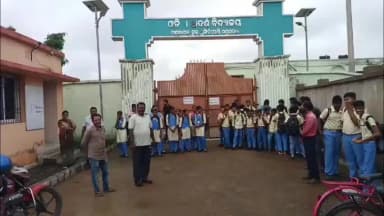 ବାଙ୍ଗିରିପୋଷି: ବାଙ୍ଗିରିପୋଷି ଜାମଦାପାଳ ସ୍ଥିତ ଆଦର୍ଶ ବିଦ୍ୟାଳୟରେ ଶିକ୍ଷକ ଅଭାବକୁ ନେଇ ସ୍କୁଲ ଗେଟ୍ ରେ ତାଲା ପକାଇଲେ ଅବିଭାବକ