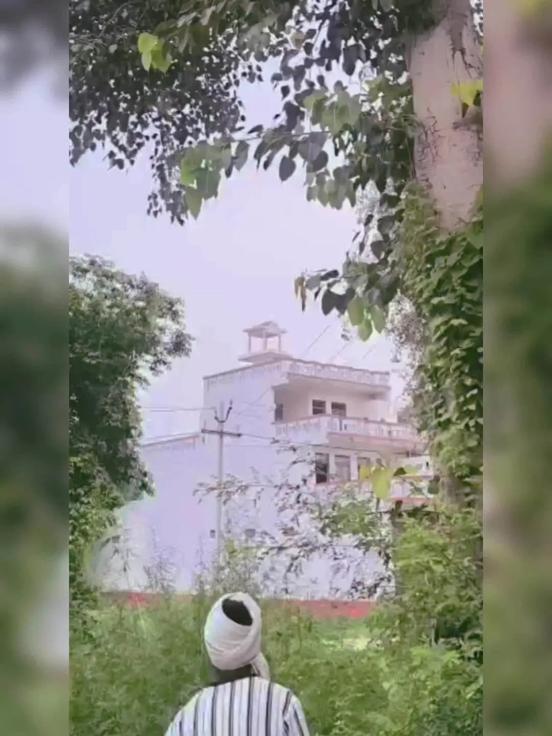 बीजेपी के नेताओं के साथ रहने वाला ईशु दादा न-गढ़ी महोलीखेड़ा भोगांव इसके छोटे भाई अपने गांव में पूरी गुंडागर्दी करते हुए