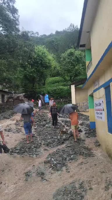बसोल्डा में भारी बारिश के कारण घरो स्कूल में घुसा बाढ़ का पानी