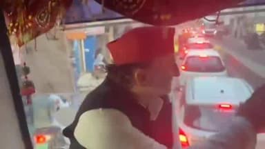 पडरौना: कुशीनगर में अखिलेश यादव की गिरफ्तारी के विरोध में सपा का प्रदर्शन, थानों के बाहर धरने पर बैठे सपाई