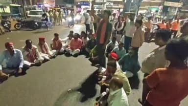 महोबा: अखिलेश यादव की हिरासत के विरोध में सपा का प्रदर्शन, आल्हा चौक पर धरने पर बैठे सपाई