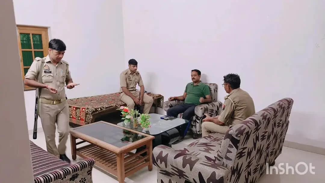 #योगी जी अभी थोड़ी देर पहले ही तो हम दिल्ली से घर आए थे, और आपने रात्रि के 1 बजे से ही पहरा लगवा दिया।
यदि इतनी तत्परता से जनता के लिए कार्य किए होते तो यह सब करने की जरूरत ही नहीं पड़ती।
अभी तो हमने शुरू भी नहीं किया है.!
#डर_अच्छा_लगा