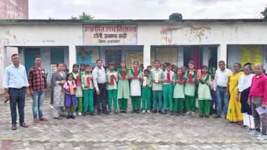उत्क्रमित उच्च विद्यालय टोंगी में छात्र-छात्राओं को प्राइस वितरण किया गया स्कूल के अध्यक्ष उमेश करमाली और शिक्षक द्वारा